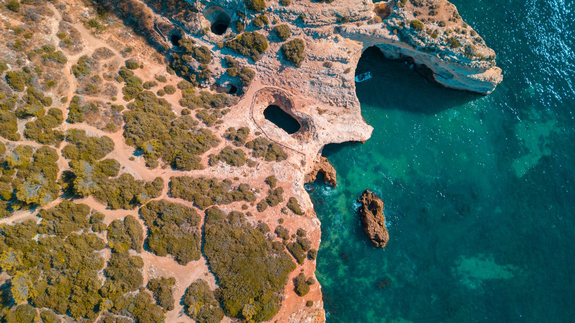Falésias da costa do Algarve sobre o mar