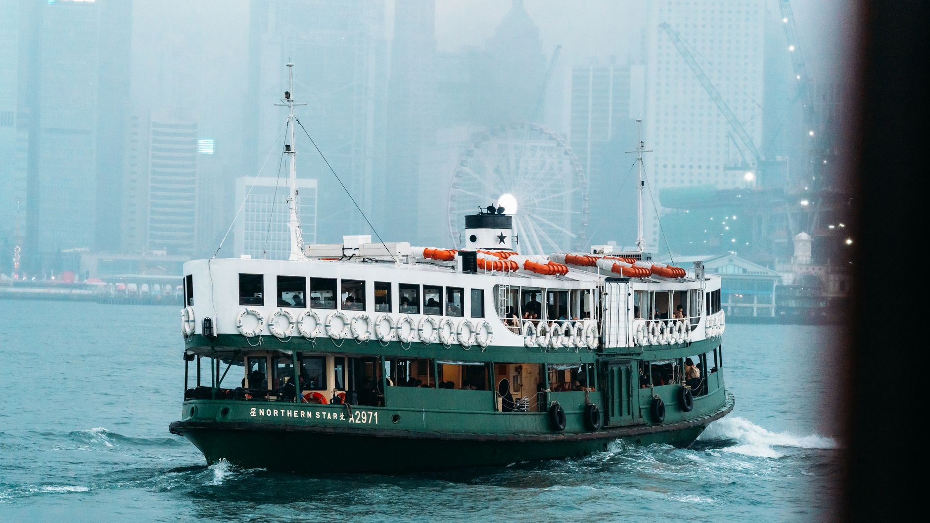 Ferry a navegar ao largo de uma ilha